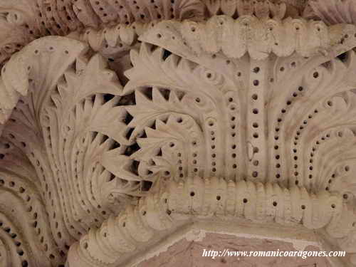 DETALLE DEL CAPITEL SOBRE LAS COLUMNAS SURESTE